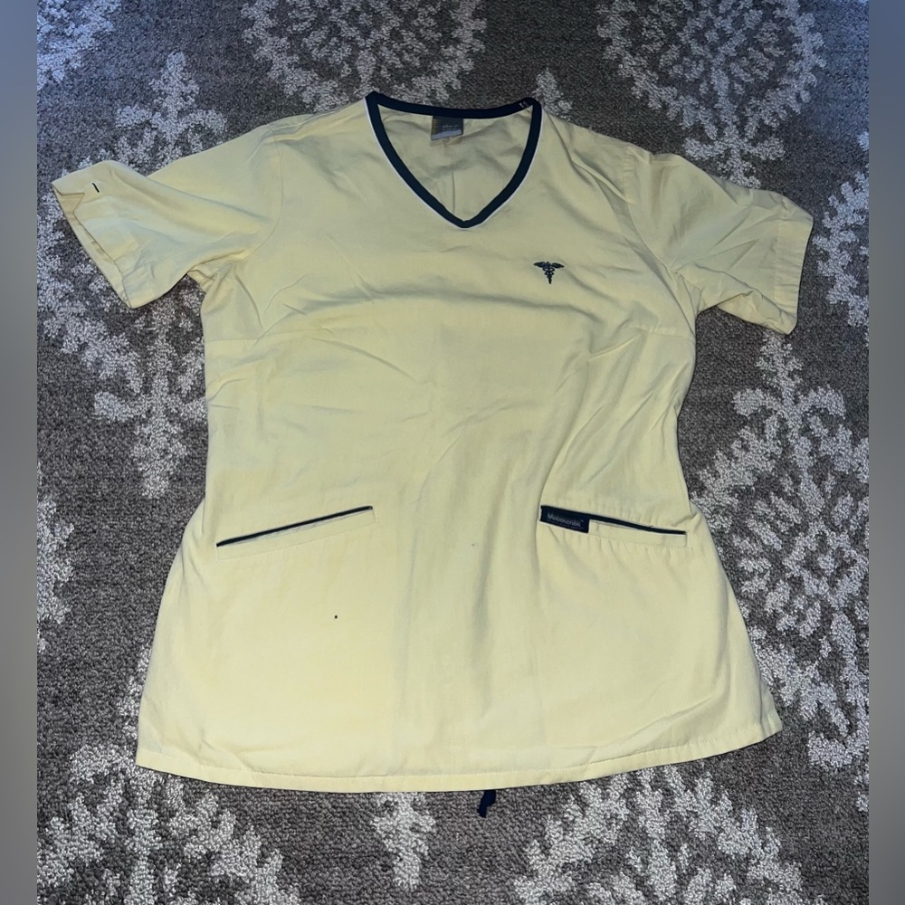 ⭐️Metroscrubs, yellow scrub shirt guessing size XS-Small⭐️Used Condition⭐️